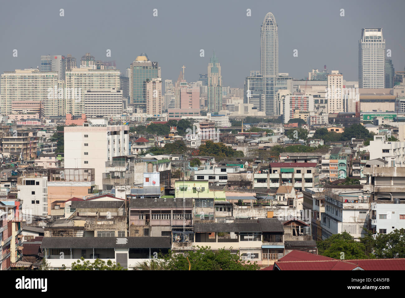 Bangkok, Thailand: Blick auf Bezirk Pom Prap Sattru Phai aus dem Krieg Saket Tempel auf dem goldenen Berg Stockfoto