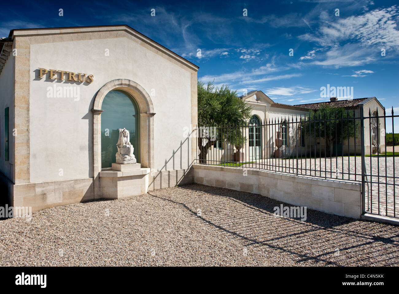 Die berühmten Chateau Petrus Weingut mit Statue von St. Pierre in Pomerol im Bordeaux Region von Frankreich Stockfoto