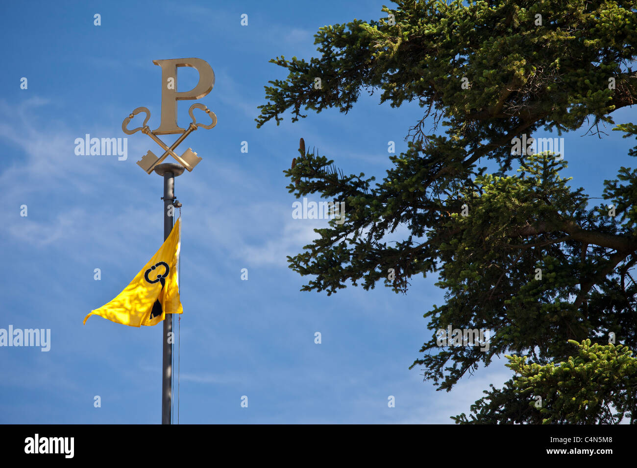 Wappen und Flagge im berühmten Chateau Petrus Weingut in Pomerol im Bordeaux Region von Frankreich Stockfoto