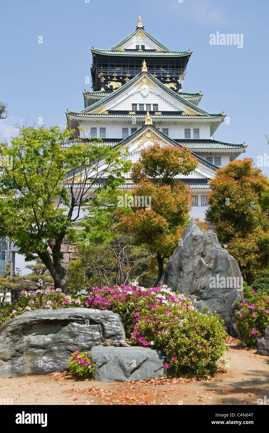 Vertikale Blick auf die Burg von Osaka-Turm und die schönen angelegten Gärten an einem Frühlingstag. Stockfoto