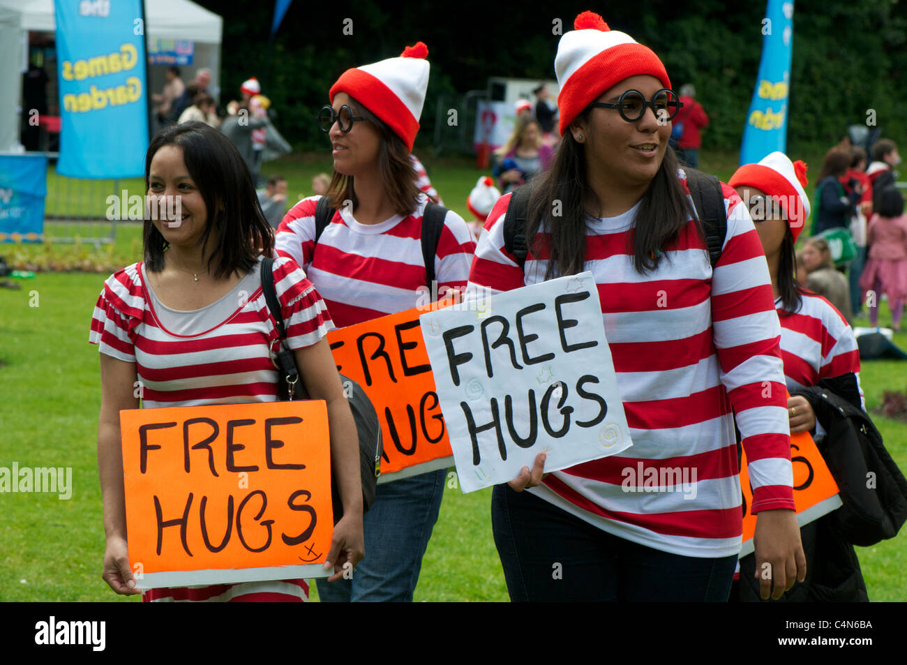 Kostenlose Umarmungen Gruppe verkleidet als Wally Stockfoto