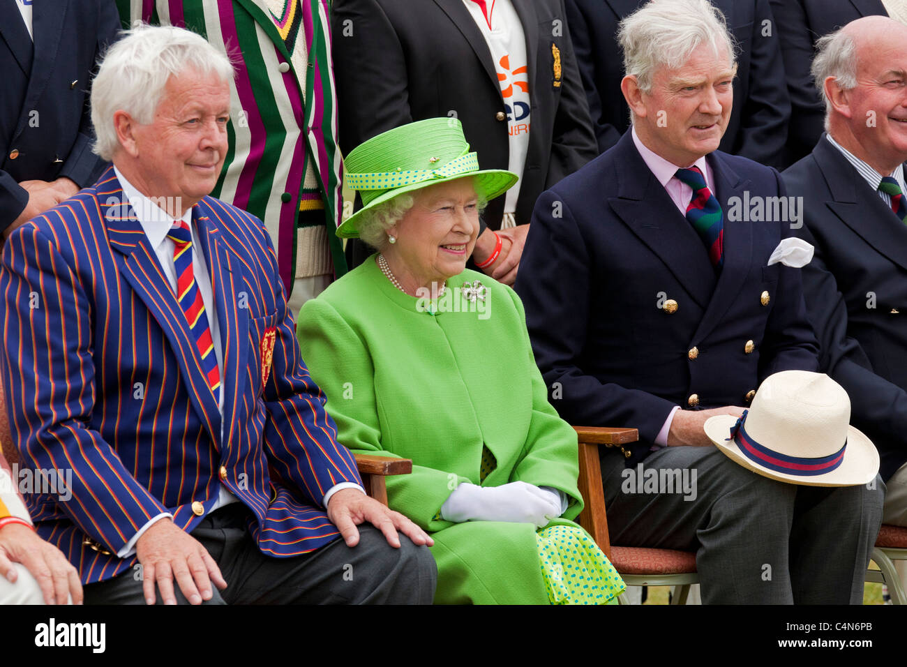 Ihre Majestät Königin Elizabeth II in grünen Hut und Mantel gekleidet mit Beamten der königlichen Haushalt & Armee Cricket Clubs. JMH5003 Stockfoto