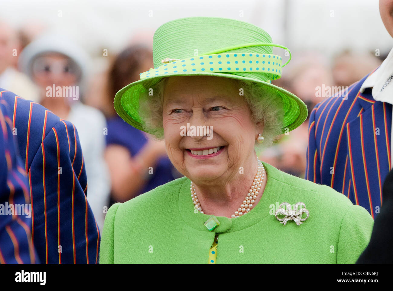 Ihre Majestät Königin Elizabeth II in grünen Hut und Mantel gekleidet. JMH5005 Stockfoto