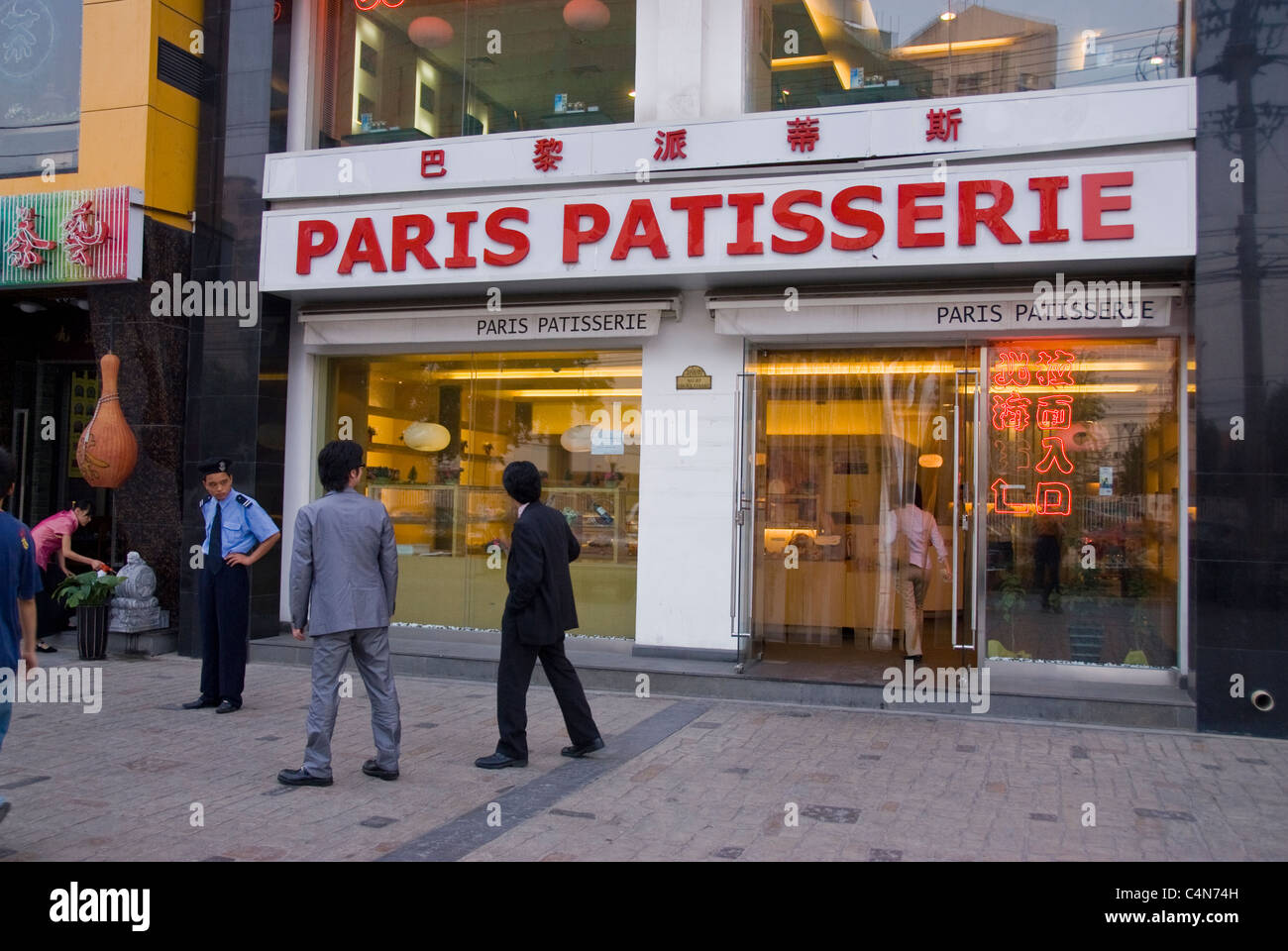 Peking, China, ausländische Unternehmen in China, französische Bäckerei-Ladenfront mit Schild « Paris Patisserie » Stockfoto