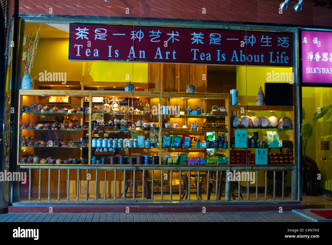 Peking, China, Chinese Tea Shop, Front at Night 'Tea is an Art », Schild, Slogan, chinesischer Teehandel verschiedene Sprachzeichen china Stockfoto