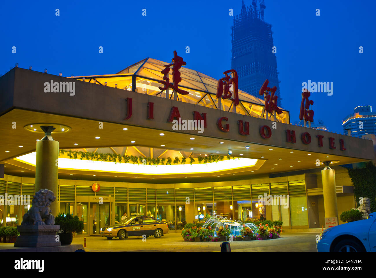 Peking, China, modernes Luxushotel außen im Stadtzentrum, das Jianguo Hotel, 5-Sterne-Hoteleingang, Schild, Nacht mit Lichtern, Stockfoto