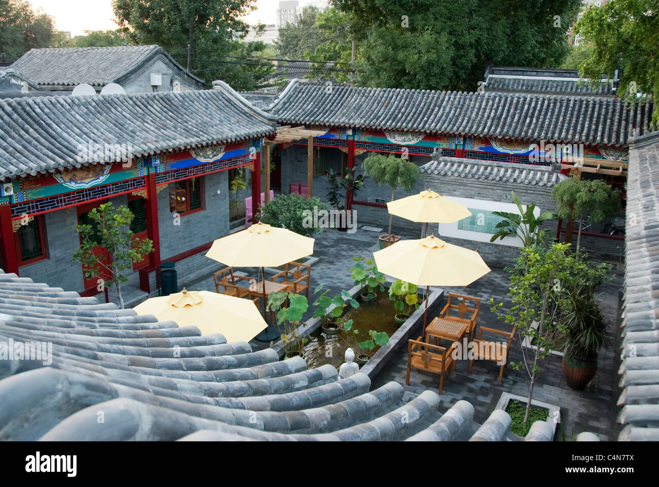 Peking, China, „Cote Cour“ Solar-Heizung Wassertank auf dem Dach des alten  Gebäudes, Tourist Hotel, Öko-Heizung Stockfotografie - Alamy