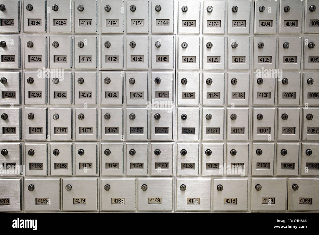 Briefkästen im Postamt. Stockfoto