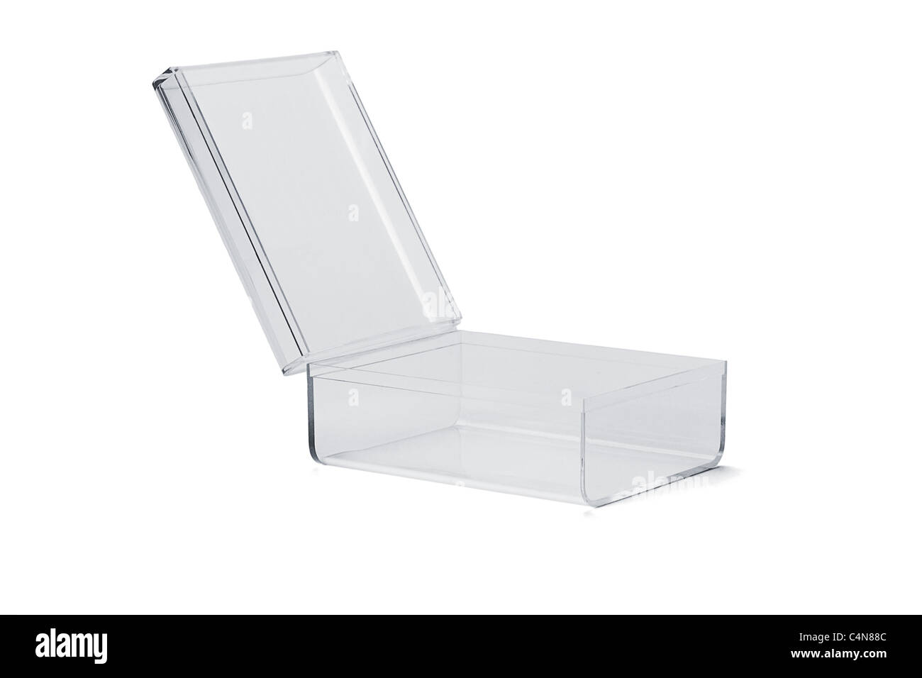 Offene leere transparente Kunststoffbox auf weißem Hintergrund Stockfoto