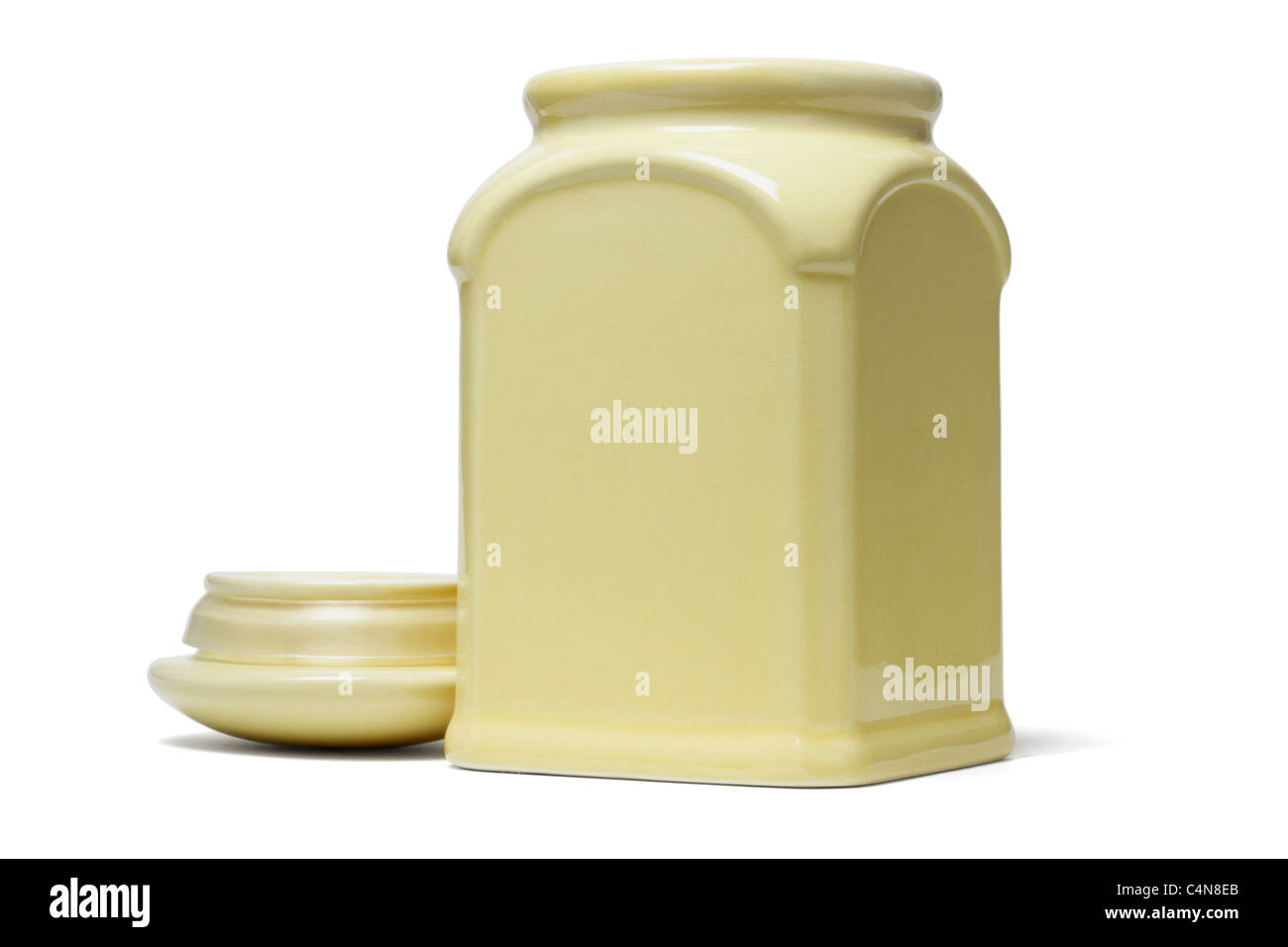 Offenen gelbe Keramik Behälter mit Deckel auf weißem Hintergrund Stockfoto