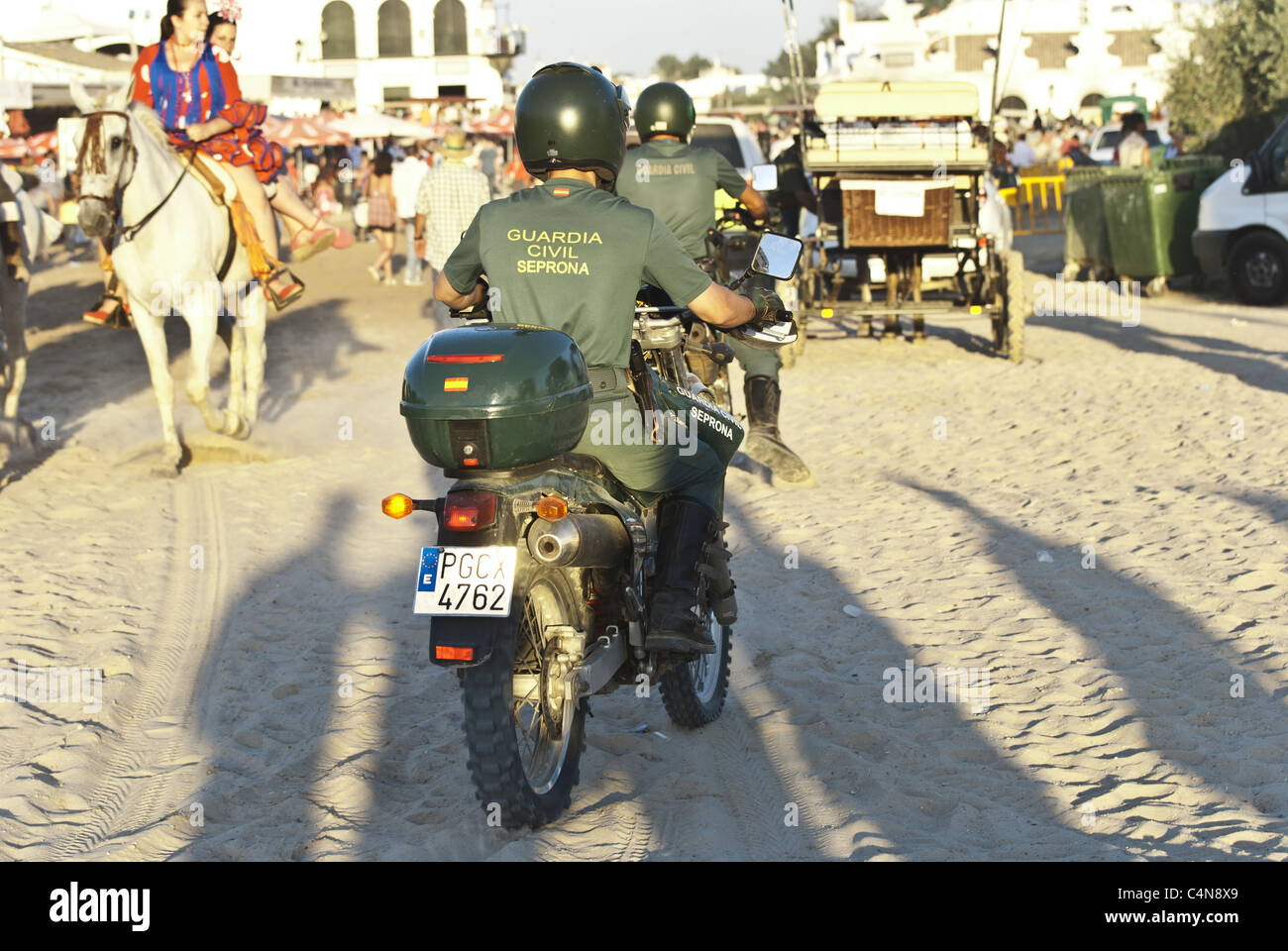 Guardia Civil Trafico spanische Polizeimotorrad auf Patrouillen der Wallfahrt Stadt el Rocio, Andalusien, Spanien Stockfoto