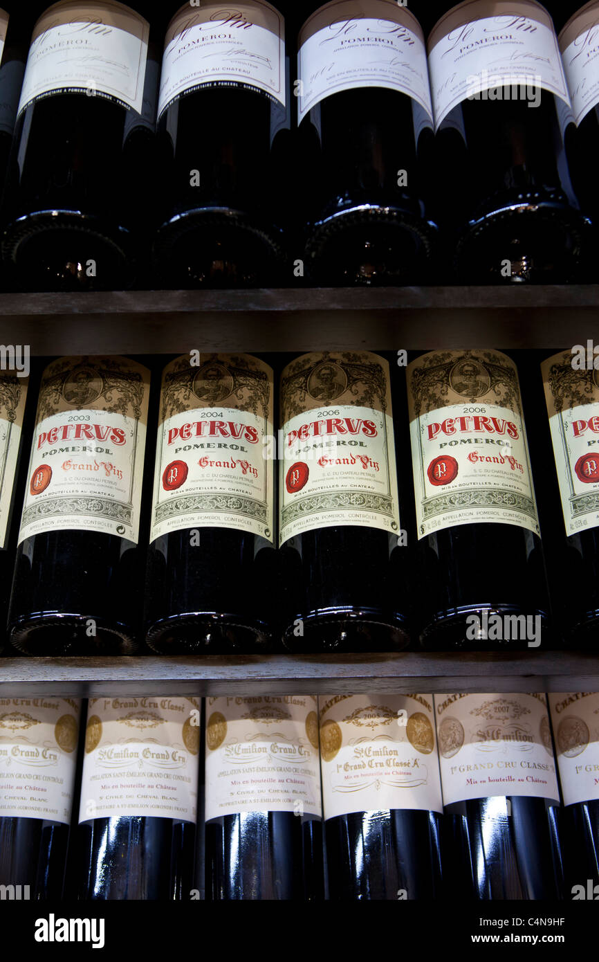 Chateau Petrus feine Wein Jahrgang 2003, 2004, 2006, Grand Vin auf Verkauf  in St. Emilion, Bordeaux, Frankreich Stockfotografie - Alamy