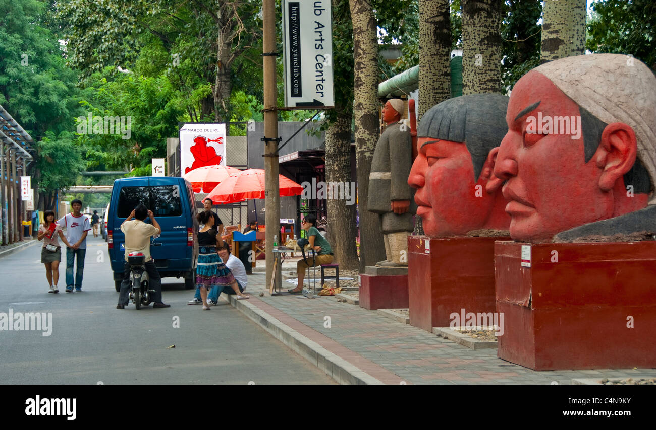 Peking, China, Besucher des Kunstviertels 798, Außenskulptur auf der Schau, Chinesische Volksgrafik Stockfoto