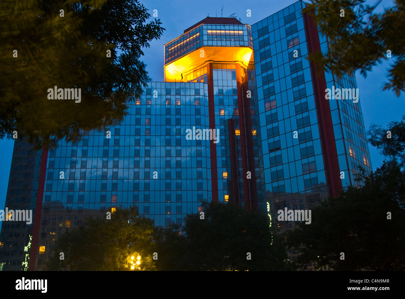 Peking, China, Moderne Architektur, Lufthansa Center, bei Dämmerung, Modernes Bürogebäude Stockfoto