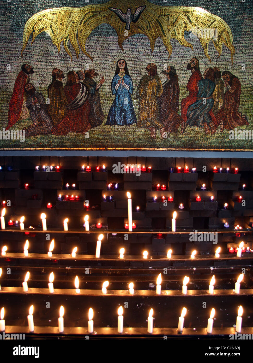 inneren Mosaikbild und Kerzen in Pantoffel Kapelle römisch-katholischen Walsingham Norfolk England UK Pilgerfahrt Website Ziel Stockfoto