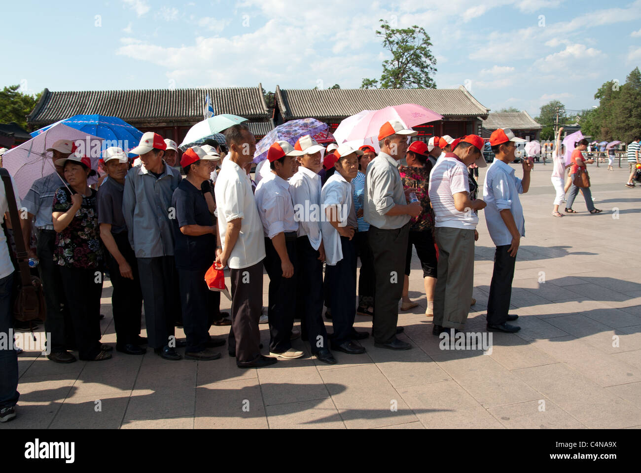 Touristen in Peking China Schlange Stockfoto