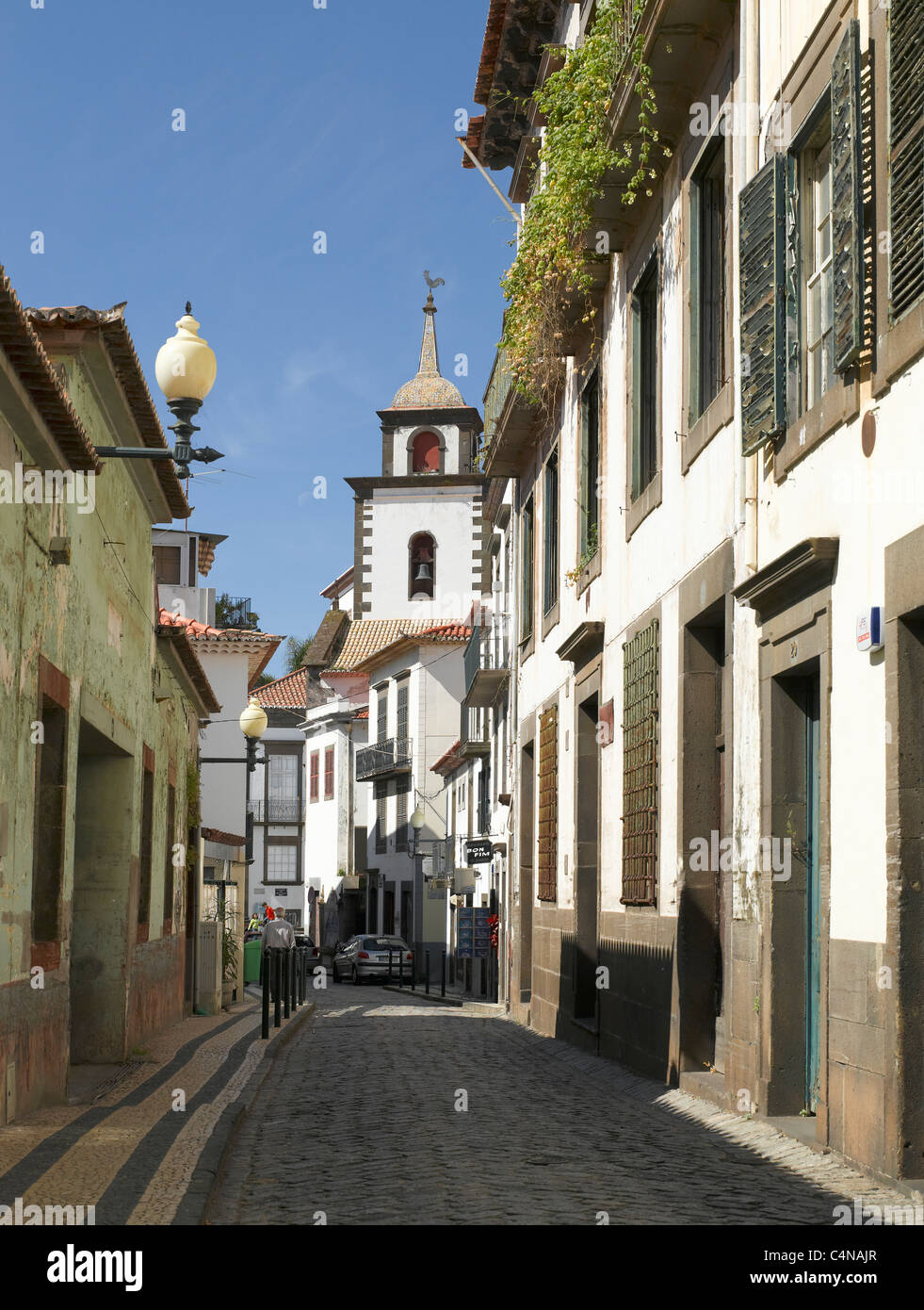 Street View scene Igreja Sao Pedro Kirche von der Rua de Sao Pedro im Stadtzentrum von Funchal Madeira Portugal EU-Europa Stockfoto