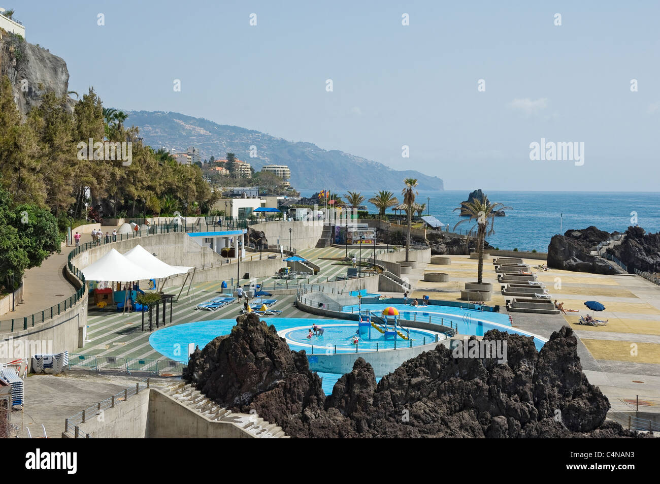 Blick entlang der Promenade Spaziergang zwischen dem Lido Schwimmbad Und Praia Formosa Funchal Madeira Portugal EU Europa Stockfoto