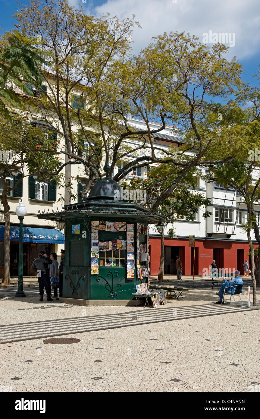 Zeitungskiosk und Zeitschriftenhändler Funchal Madeira Portugal EU Europa Stockfoto