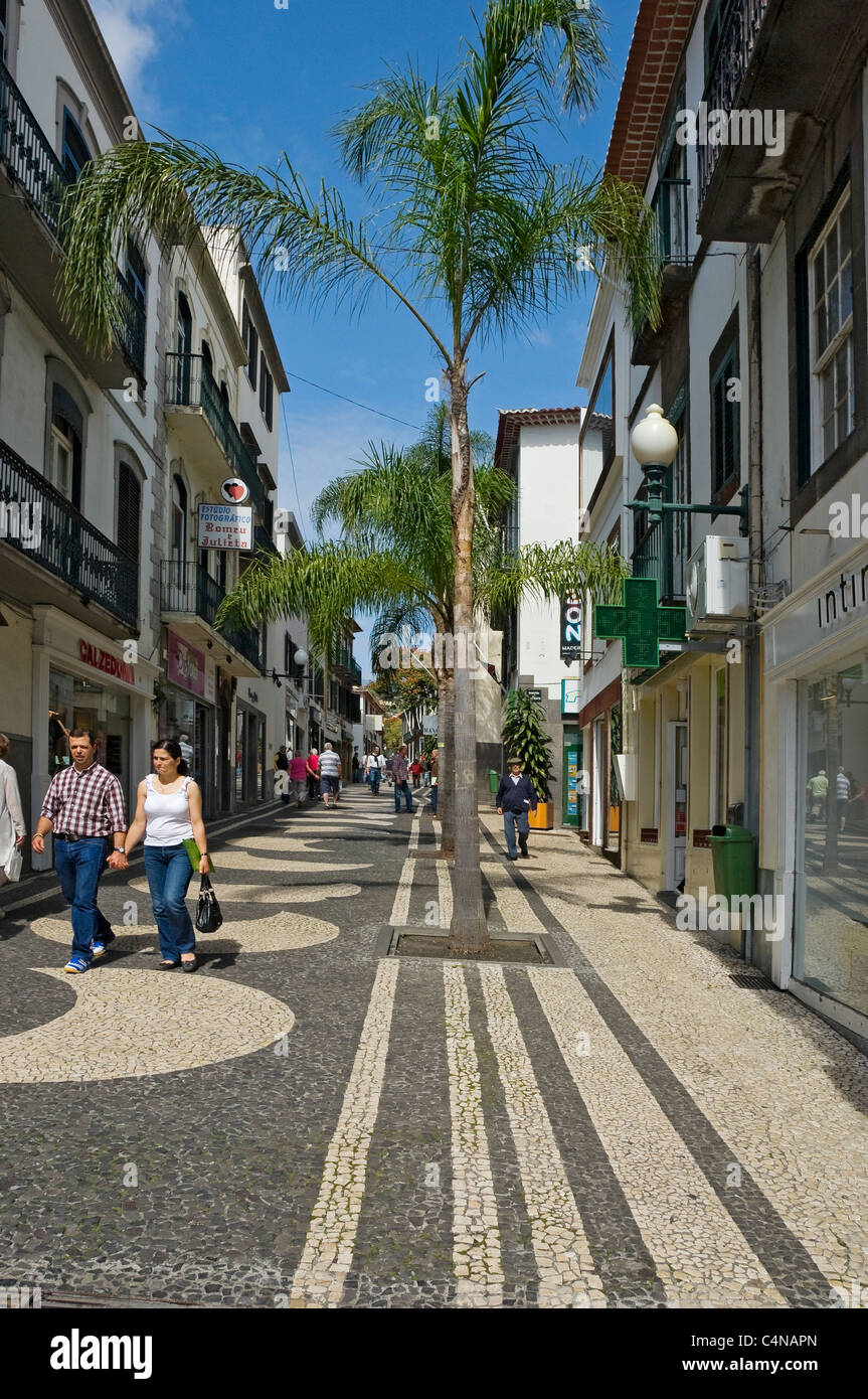Besucher Touristen Menschen zu Fuß entlang Fußgängerzone Straße Funchal Stadtzentrum Madeira Portugal EU Europa Stockfoto