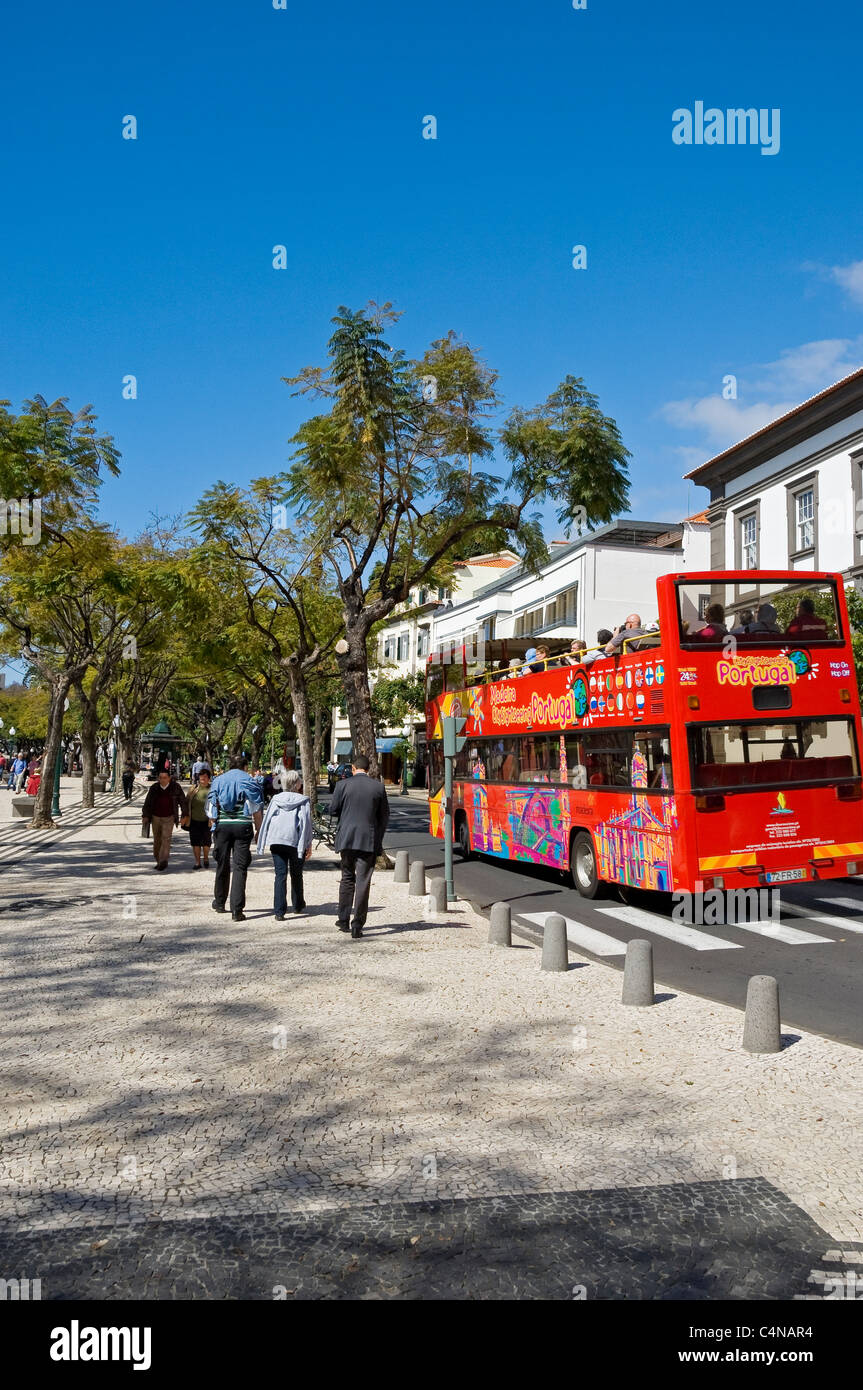 Besucher Touristen Menschen zu Fuß und Open-Top-Tour-Bus Reisen durch Funchal Stadtzentrum Madeira Portugal EU Europa Stockfoto