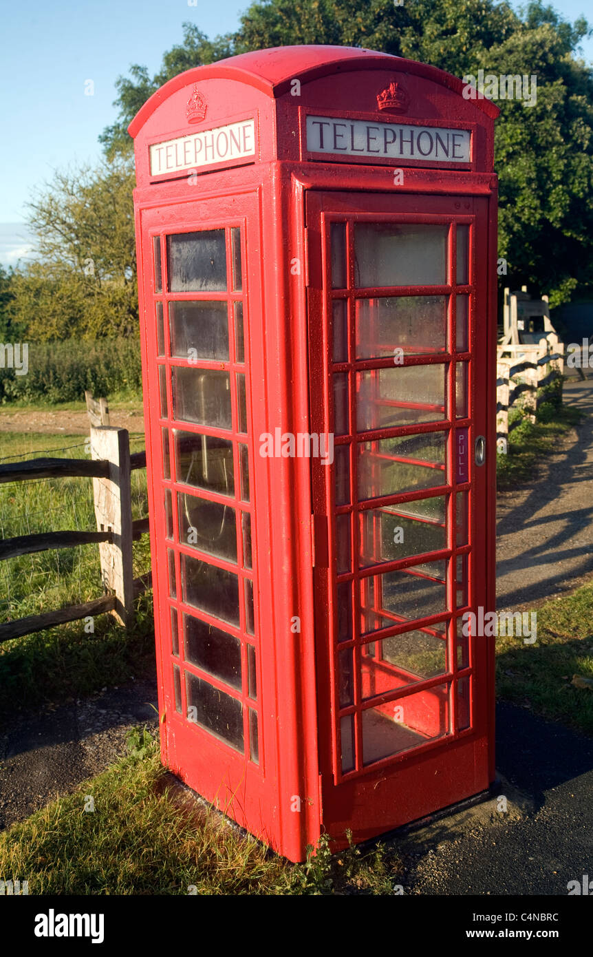 Traditionelle rote Telefonzelle auf dem Lande, Sussex, England Stockfoto