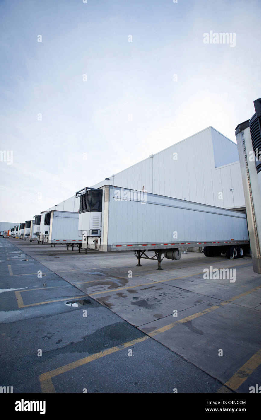 Transport LKW-Anhänger in Laderampe Stockfoto