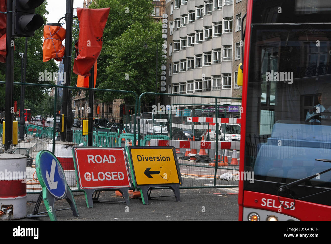Ein Doppeldecker Bus Umleitung um Baumaßnahmen in London, England Stockfoto