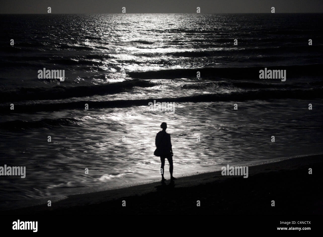 Frau am Strand in der Nacht, Ponte Vedra Beach, Florida, USA Stockfoto