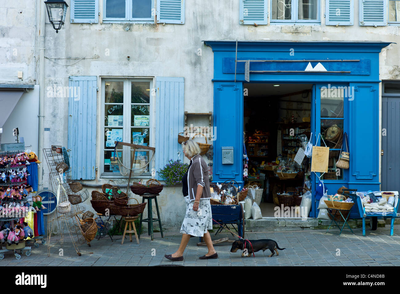 Straßenszene-Souvenir-Shop in St Martin de Ré, Ile de Ré, Frankreich Stockfoto