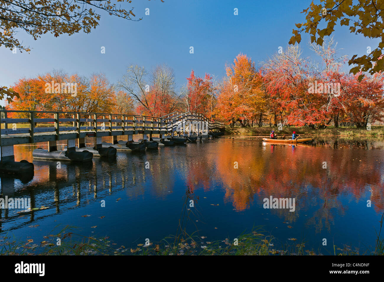 Kanuten von Ponton-Brücke am Fluss Mersey im Herbst, Kejimkujik Nationalpark, Nova Scotia, Kanada Stockfoto