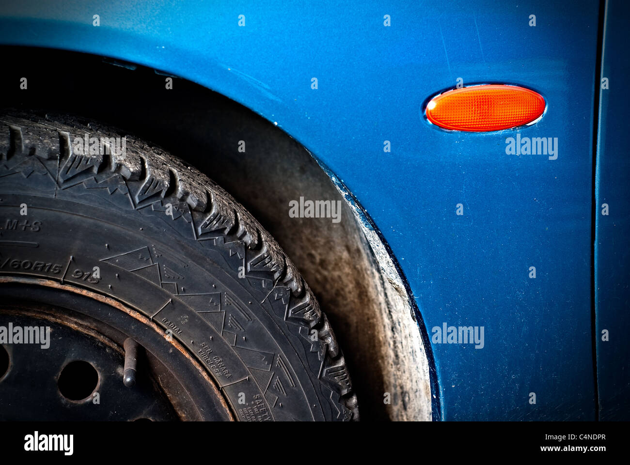 Die blaue front-Seitenverkleidung eines schmutzigen und zerkratzte Autos  mit einem Viertel der Reifen zeigt und orange Reflektor Stockfotografie -  Alamy