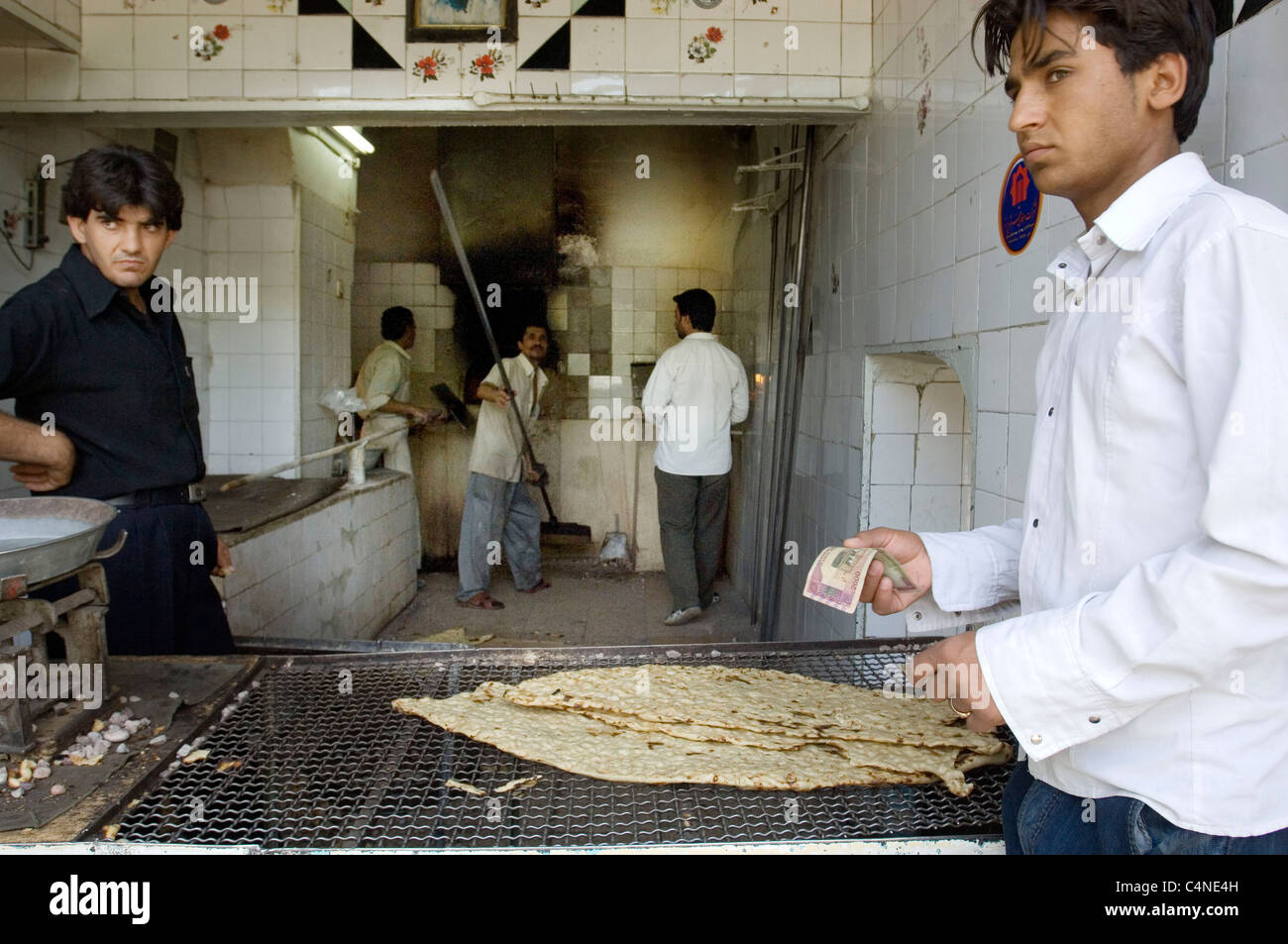 Bäckerei mit typischen Brot (gebackene auf Steinen), Shiraz, Iran Stockfoto