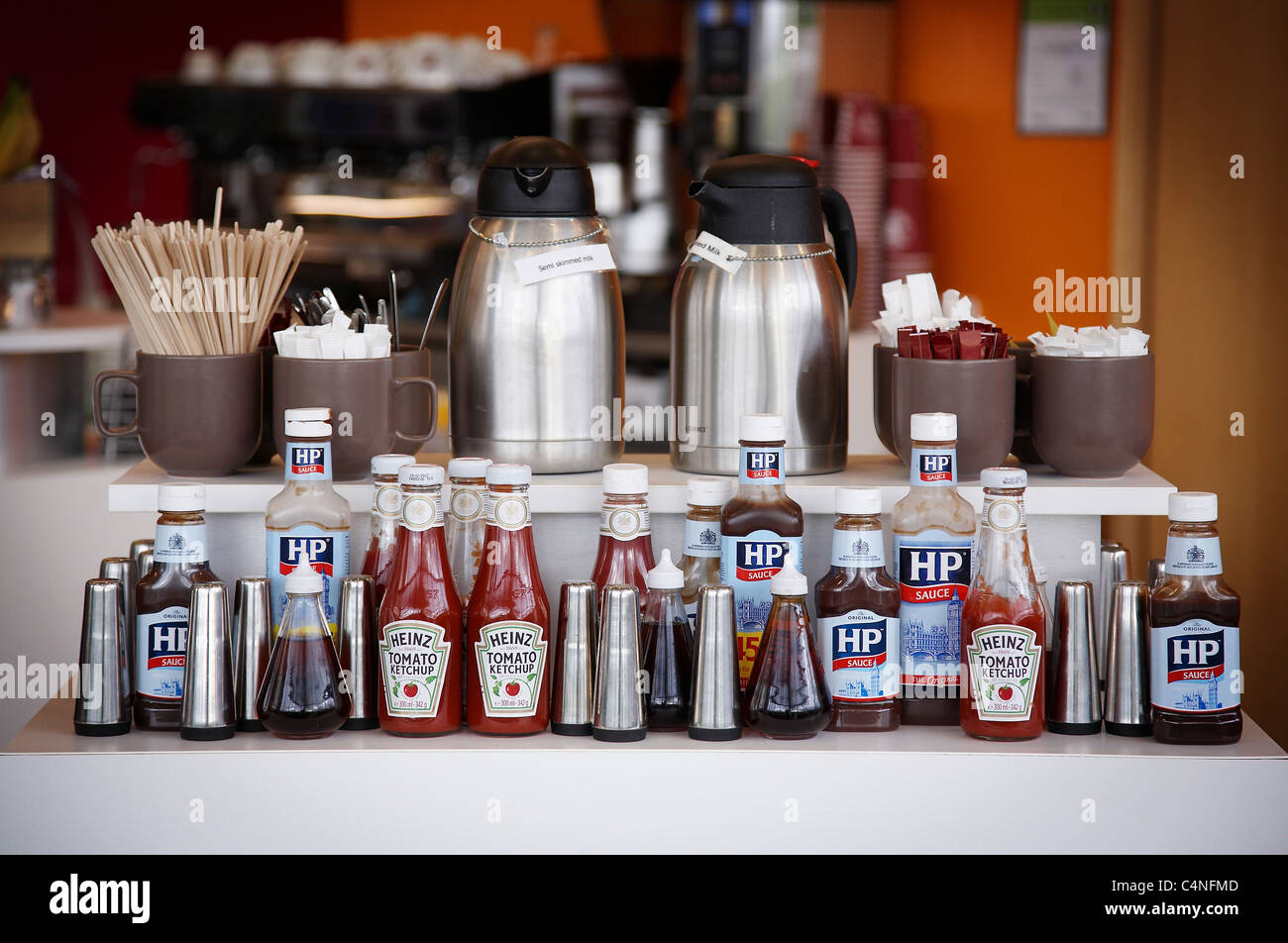 Anzeige von verschiedenen Gewürzen in einem Café. Stockfoto