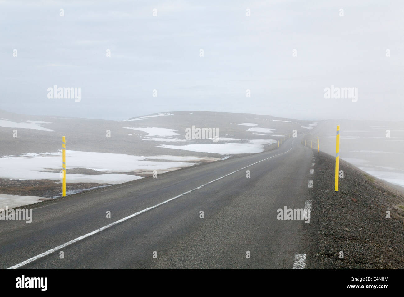 Autobahn in dichtem Nebel, Egilsstadir, North East Island Stockfoto
