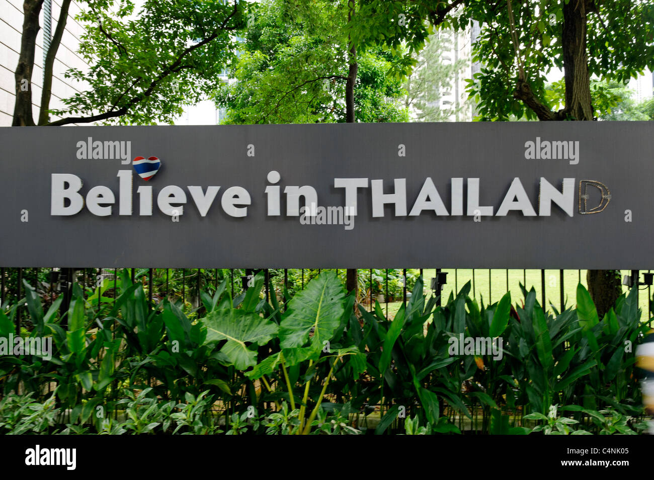 Glaube in Thailand "-Schild außerhalb der thailändischen Botschaft auf der Orchard Road, Singapur, reparaturbedürftig. Stockfoto