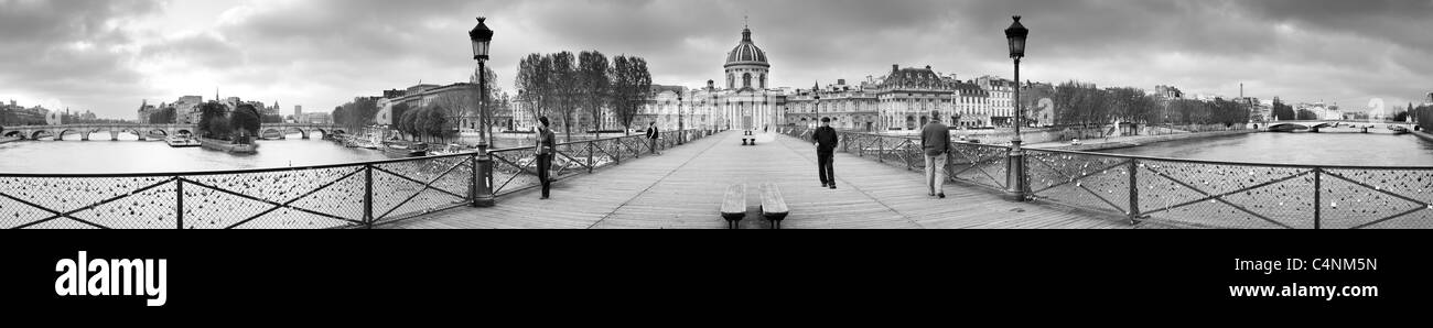 180° Panorama der Pont des Arts (Institut de France & Fluss Seine, Île De La Cité (links) & Eiffel Tower (rechts), Paris, Frankreich Stockfoto
