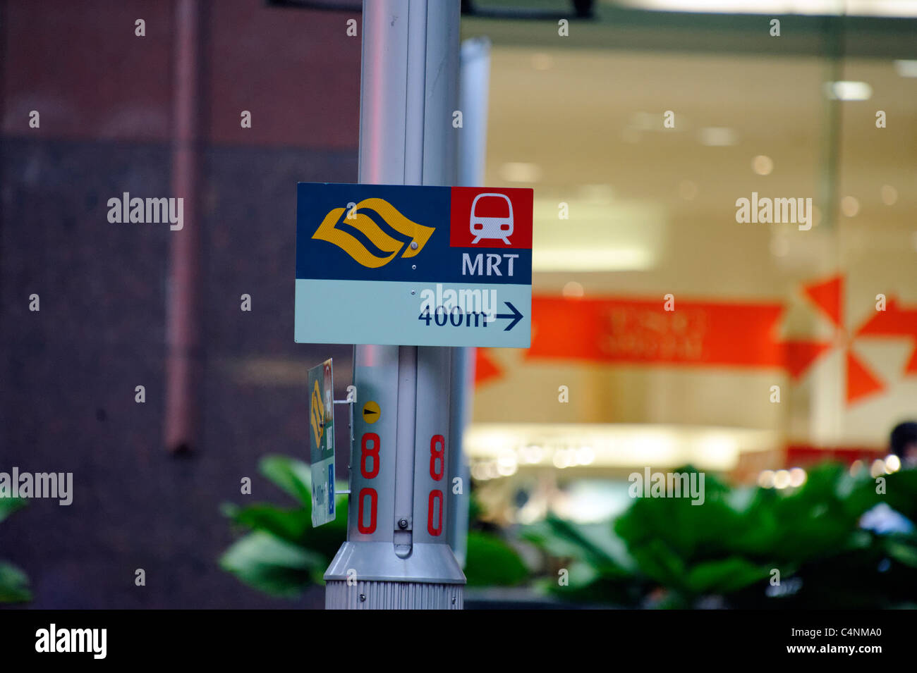 Singapur MRT-Zeichen auf der Orchard Road. MRT ist die Masse Schiene im allgemeinen unterirdischen Transportsystem von Singapur Stockfoto