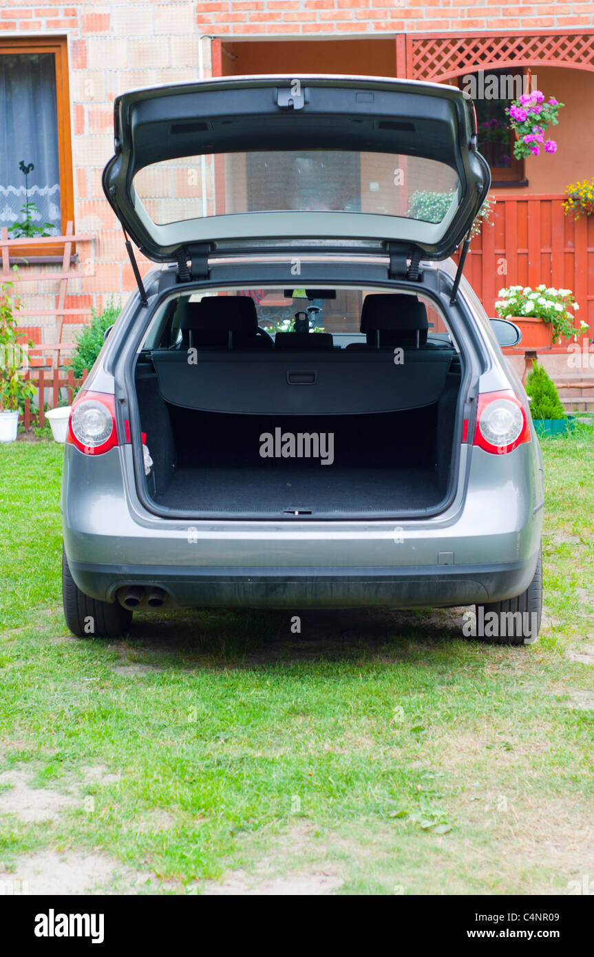 Rückansicht eines Autos mit einem offenen Kofferraum Stockfotografie - Alamy