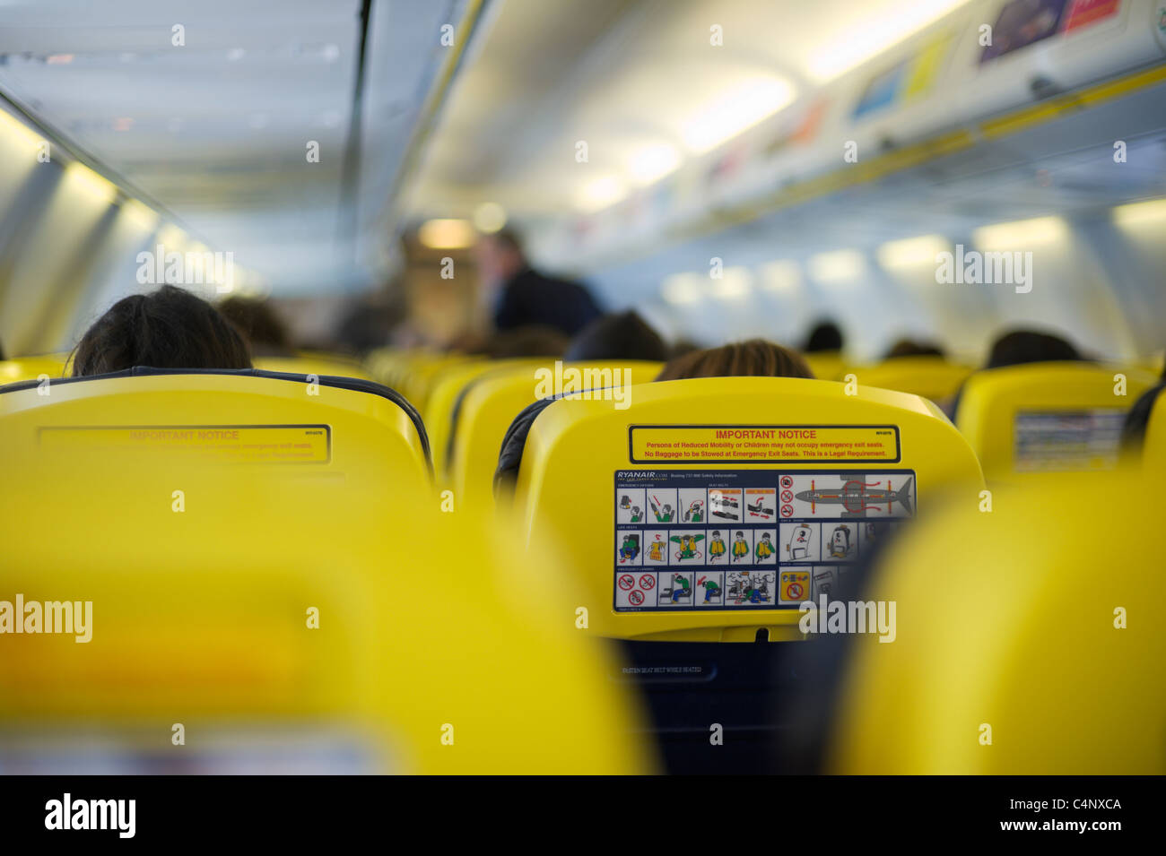 Ryanair Boeing 737-800 Innenansicht mit Passagieren, flachen DOF. Stockfoto