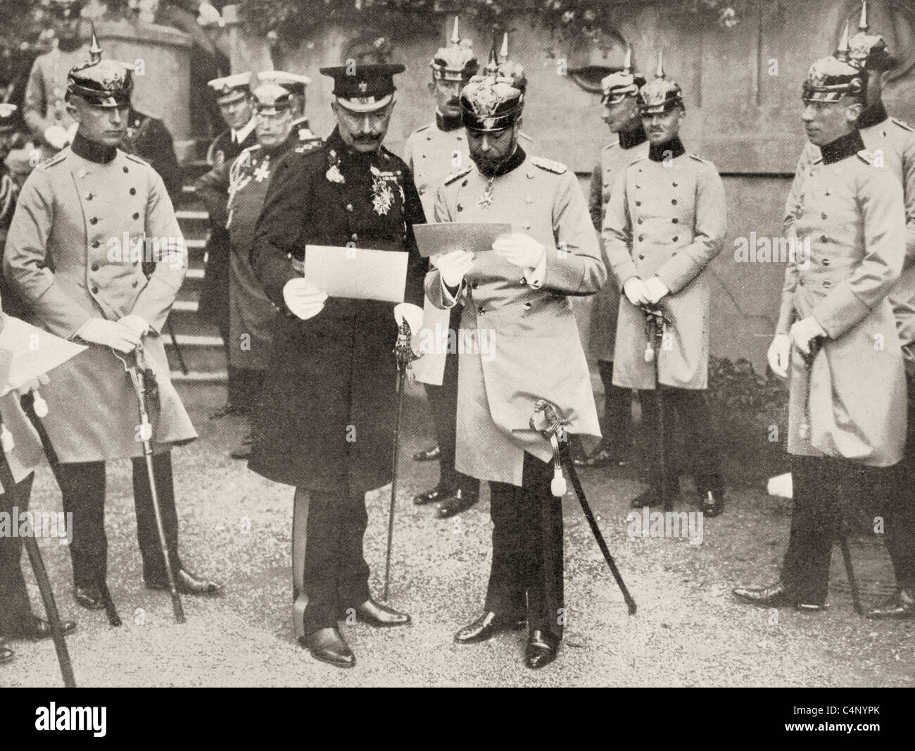 Georg v. von England (rechts) besucht seinen Cousin Kaiser Wilhelm II von Deutschland im Jahre 1913. Stockfoto