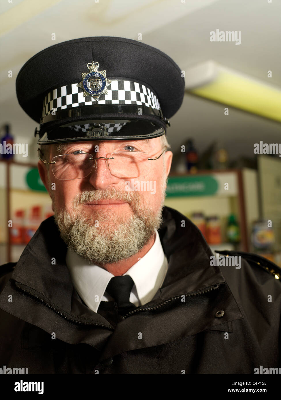 Polizist Metropolitan Police in Apotheke Shop Cheam Surrey England Stockfoto