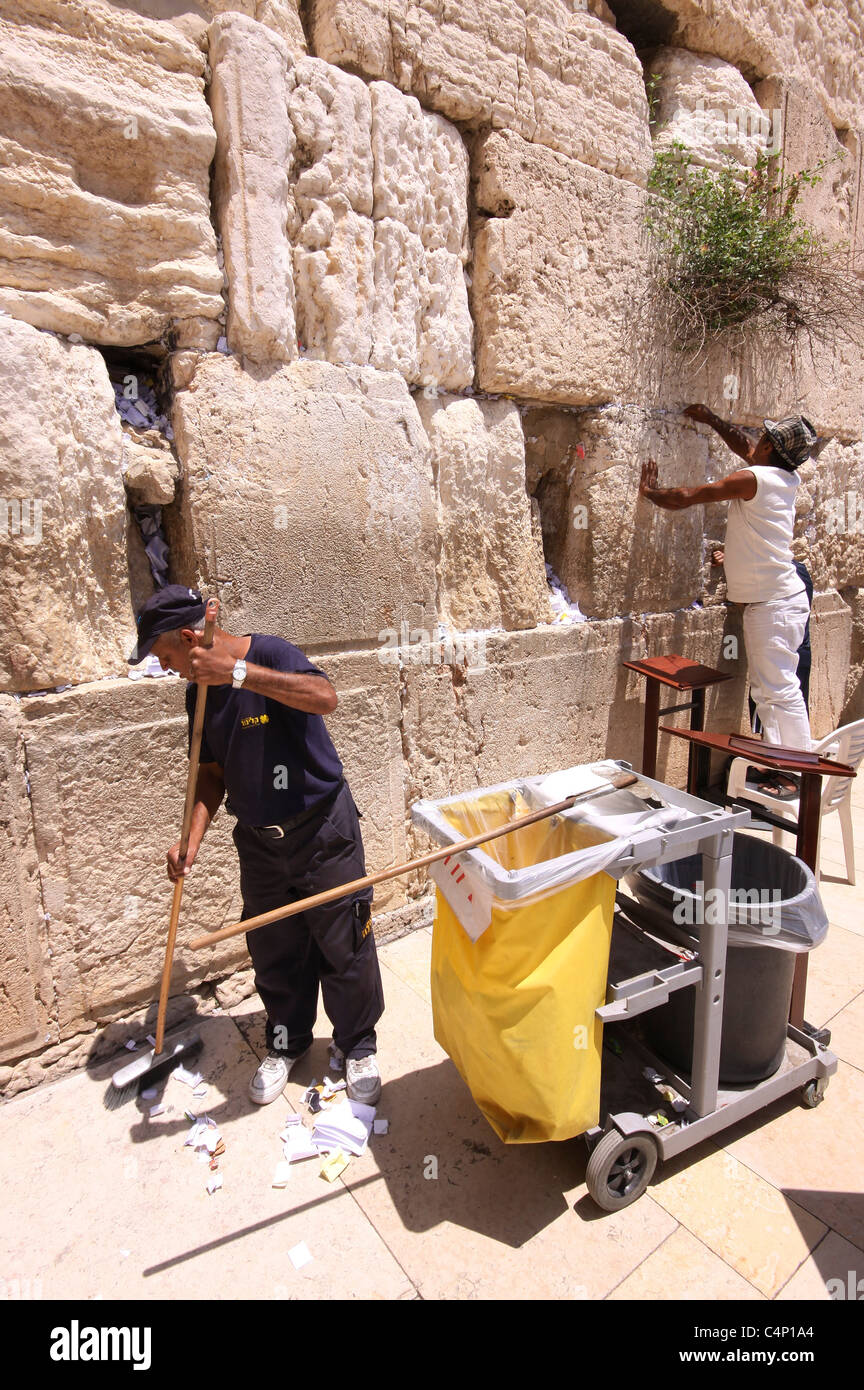 Israel, Jerusalem, Altstadt, der Klagemauer. Arbeitnehmer zu löschen, die Noten in den Ritzen der Mauer gefüllt. Stockfoto