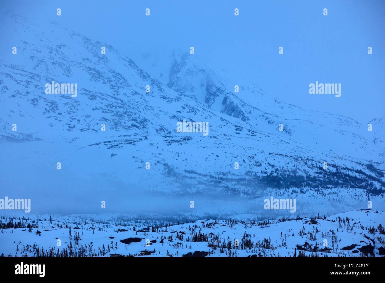 Die Berge entlang der South Klondike Highway bedeckt in Schnee, Yukon, Kanada Stockfoto