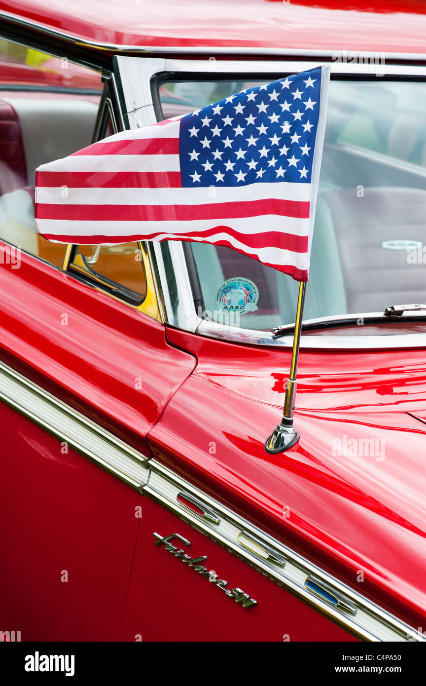 Amerikanische Flagge auf einer Antenne eines 1963 Ford Fairlane benutzerdefinierte Autos Stockfoto