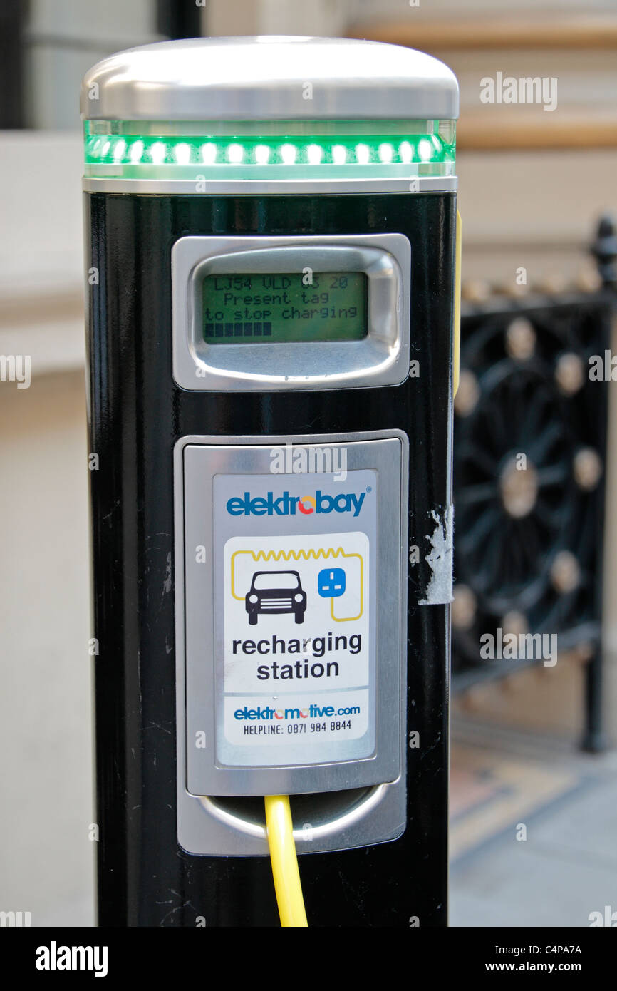 Nahaufnahme eines aktiven Elektrobay auf der Straße-Elektroautos aufladen Punkt auf Albemarle Street, London.  Apr 2011 Stockfoto