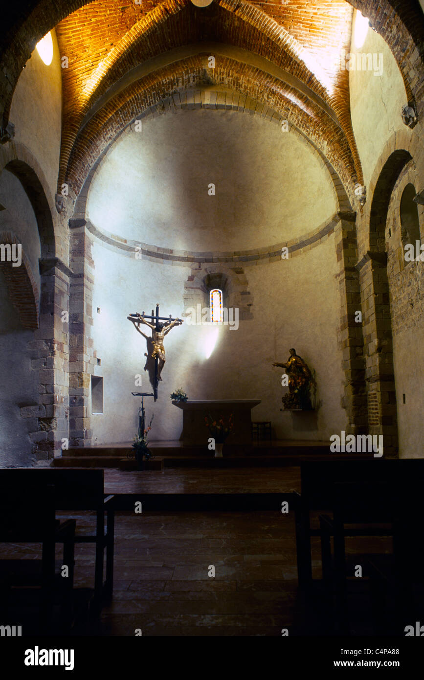 Cabestany Frankreich Languedoc-Roussillon Interieur von der Kirche Our Lady Of Angels Altar und Kreuz Stockfoto