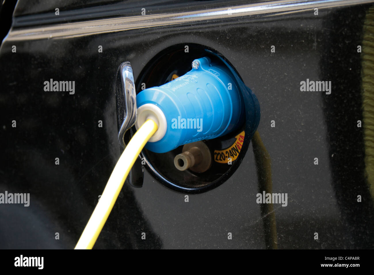 Nahaufnahme eines Elektroautos an einer Elektrobay aufladen Punkt auf Albemarle Street in London auf der Straße.  Apr 2011 Stockfoto
