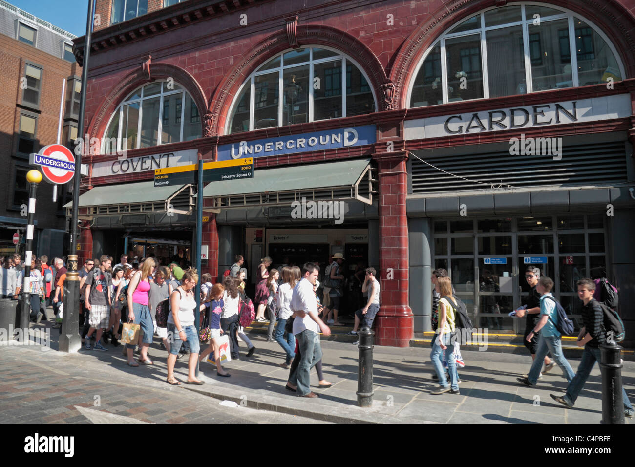 Der Haupteingang zum Covent Garden u-Bahnstation auf Long Acre, Central London, England. Stockfoto