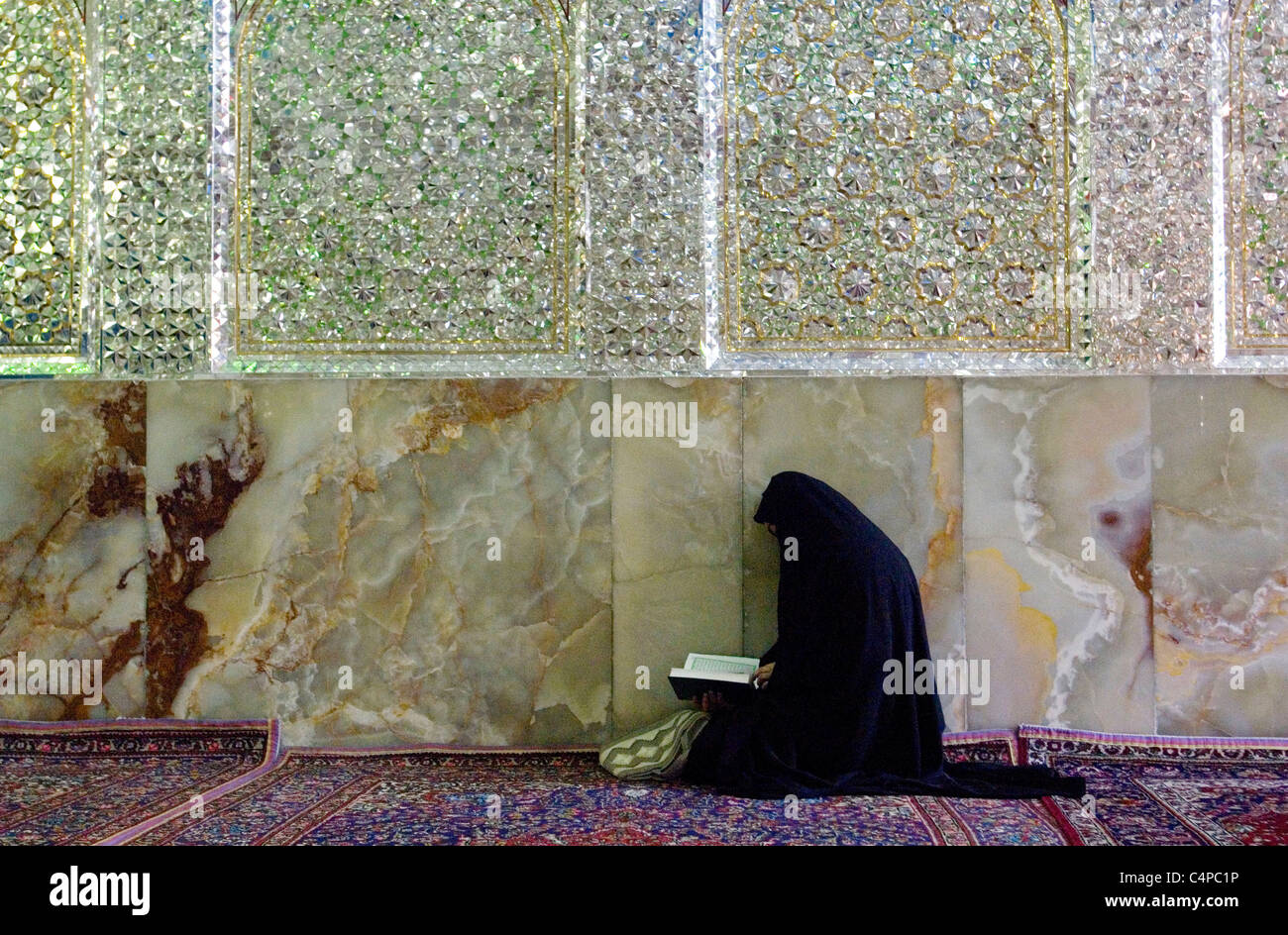 Iranerin beten an Imam Zadeh-ye Ali Ebn-e Hamze Moschee in Schiraz, Iran Stockfoto